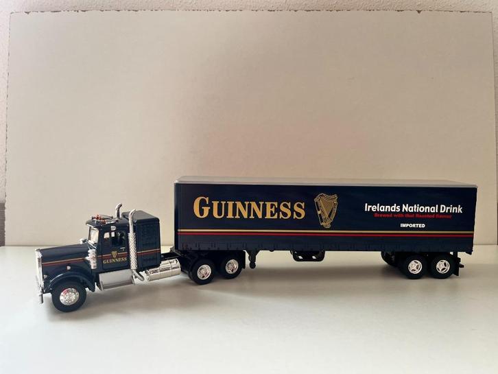 Kenworth T925 met Guinness trailer van Corgi, Hobby en Vrije tijd, Modelauto's | 1:50, Zo goed als nieuw, Bus of Vrachtwagen, Corgi