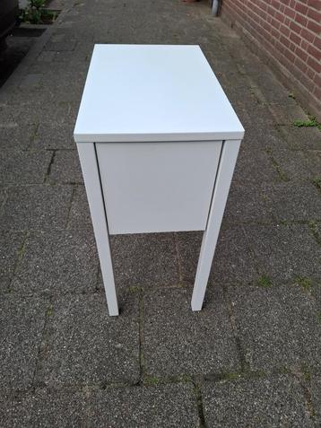 Wit houten Nachtkastje beschikbaar voor biedingen