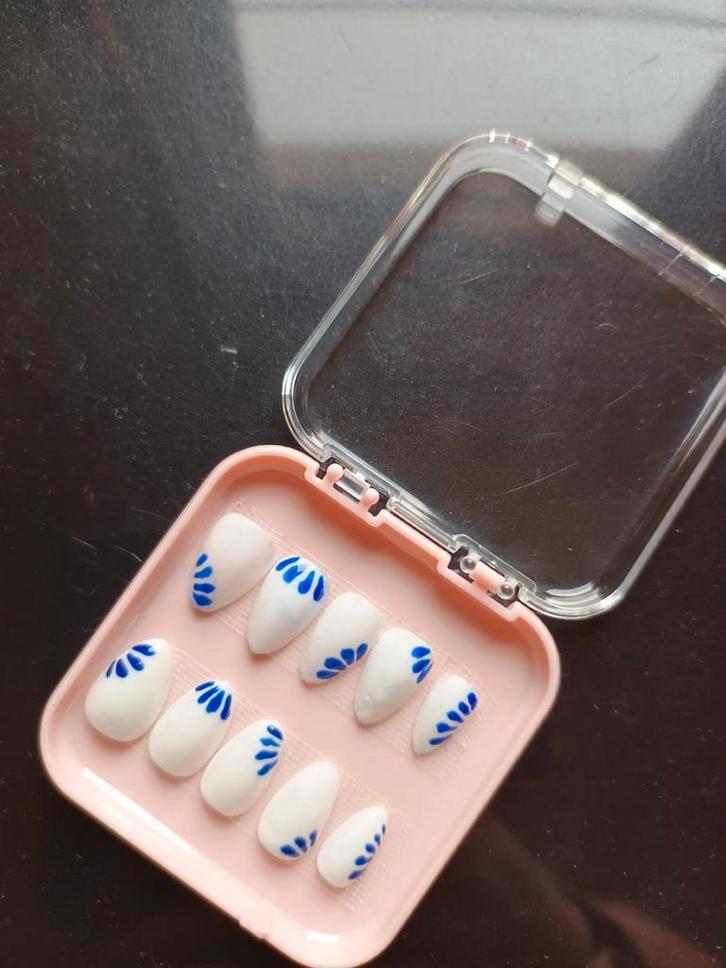 Zelfgemaakte nepnagels met blauwe bloem, Sieraden, Tassen en Uiterlijk, Uiterlijk | Cosmetica en Make-up, Nieuw, Make-up, Handen en Nagels