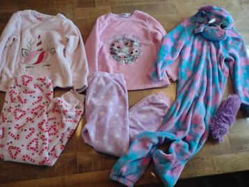 Meisjes kleding set - Pyjama's en unicorn Onesie maat122/128 beschikbaar voor biedingen