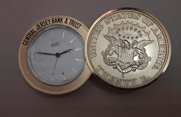 Seiko Quarts 20 Dollar Coin Clock Pocket Watch QQQ546G G beschikbaar voor biedingen