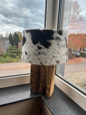 Tricolor Koeienhuid Lamp met Houten Voet beschikbaar voor biedingen