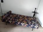 Divan chaise lonques, Huis en Inrichting, Ophalen, Eenpersoons, Stof met zwart metalen pootjes., Zo goed als nieuw