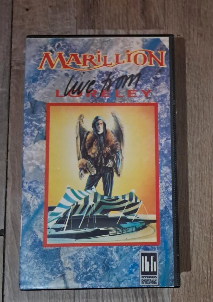 VHS- Marillion – Live at Loreley, Cd's en Dvd's, VHS | Documentaire, Tv en Muziek, Zo goed als nieuw, Alle leeftijden, Verzenden