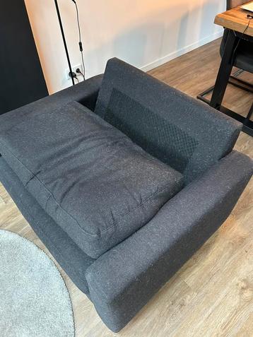Love seat kleur; zwart/ donker grijs. Gratis ophalen!