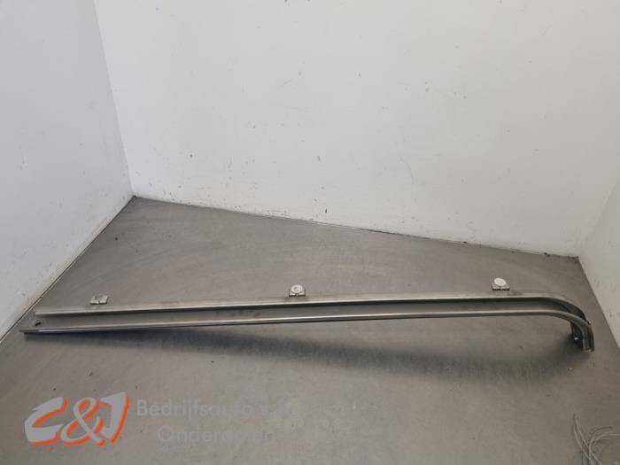 Schuifdeur Rail rechts van een Mercedes Vito, Auto-onderdelen, Carrosserie en Plaatwerk, Mercedes-Benz, Gebruikt, 3 maanden garantie