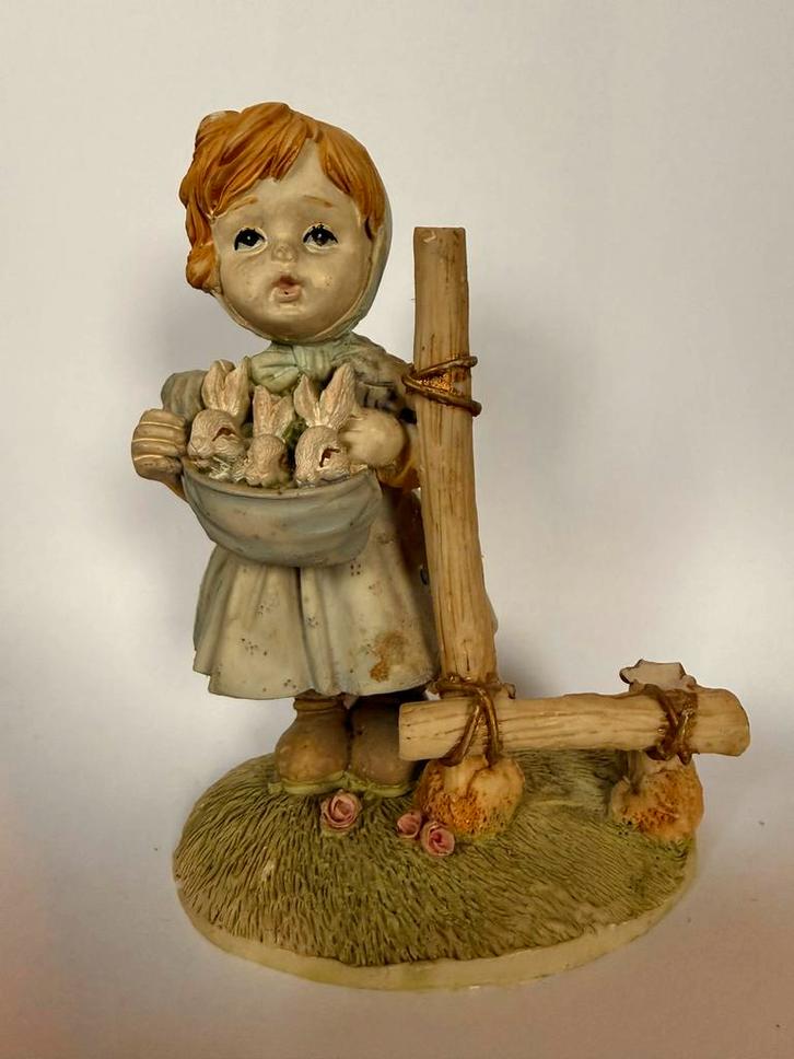 Lief beeldje meisje met konijntjes, Antiek en Kunst, Kunst | Beelden en Houtsnijwerken, Ophalen of Verzenden
