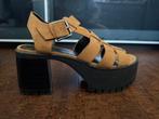 Bershka sandalen met platform, m. 40, bruin kunstmatig suè, Bruin, Zo goed als nieuw, Sandalen of Muiltjes, Bershka