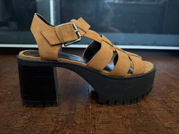 Bershka sandalen met platform, m. 40, bruin kunstmatig suè beschikbaar voor biedingen