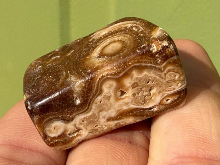 Chocolade calciet edelsteen broekzaksteen trommelsteen, Verzamelen, Mineralen en Fossielen, Mineraal, Ophalen of Verzenden