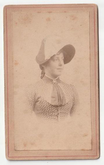 CDV vrouw met opvallende hoed beschikbaar voor biedingen