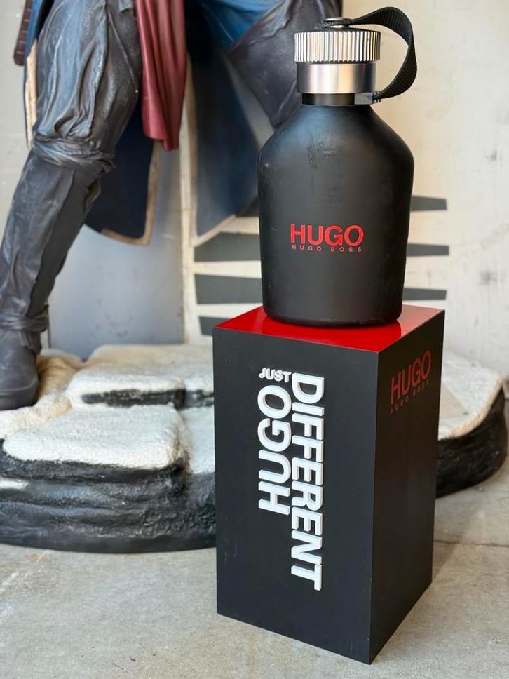 Hugo Boss Parfum Display - Fles op Zuil, Sieraden, Tassen en Uiterlijk, Uiterlijk | Parfum, Zo goed als nieuw, Ophalen of Verzenden