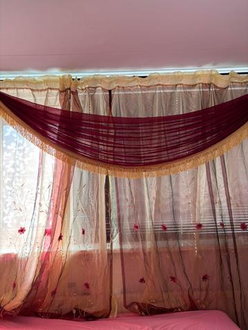 Luxe siergordijnen rood & goud met bloemenmotief beschikbaar voor biedingen