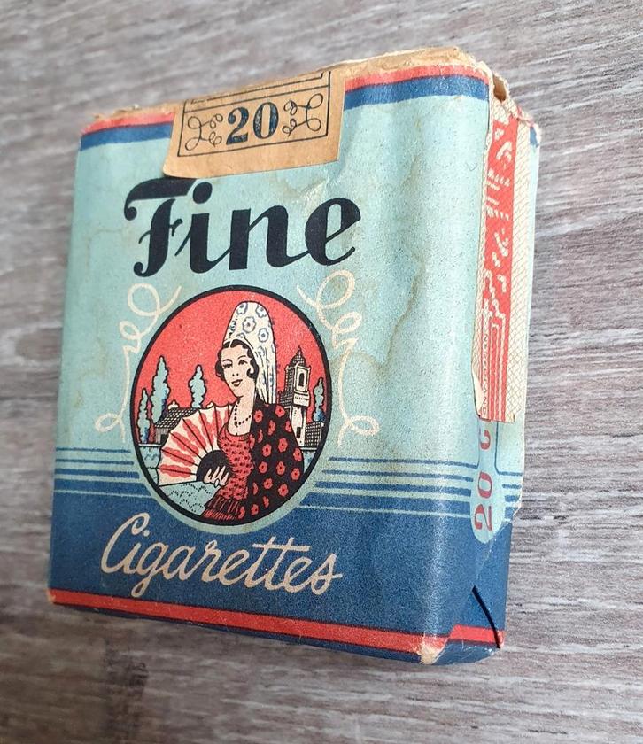 FINE CIGARETTES  / SIGARETTEN WW2, Verzamelen, Rookartikelen, Aanstekers en Luciferdoosjes, Gebruikt, Tabaksdoos of Verpakking