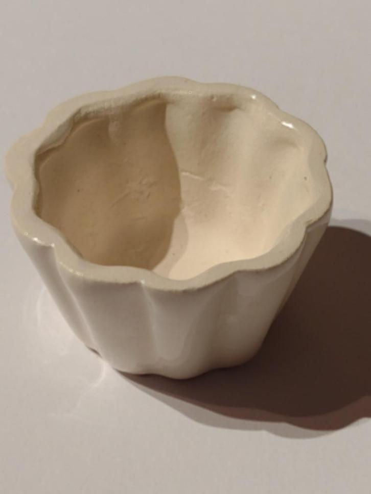 wit geglazuurde geribbelde bloempot / poppenhuisminiatuur, Verzamelen, Poppenhuizen en Toebehoren, Nieuw, Gebruiksvoorwerp, Ophalen