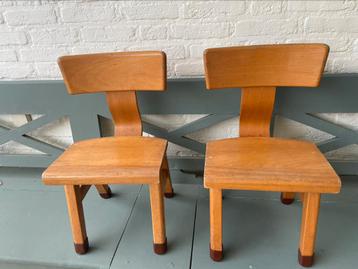 2 houten vintages degelijke peuter kleuter stoeltjes 