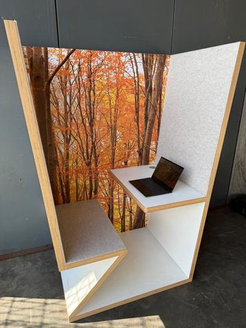 Stilte werkplek design met bosachtergrond. beschikbaar voor biedingen