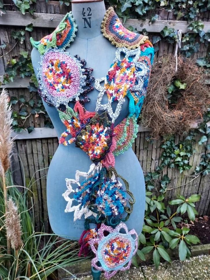 Unieke veelkleurige superlange gehaakte bloemen sjaal, Kleding | Dames, Mutsen, Sjaals en Handschoenen, Zo goed als nieuw, Sjaal