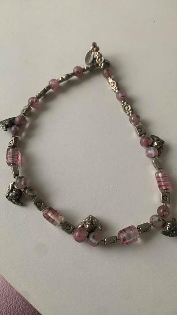 Roze kralen ketting met bedels als nieuw beschikbaar voor biedingen