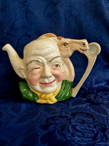 ENGELSE JOCKEY MET PAARD PORSELEINEN THEEPOT UIT 1940 beschikbaar voor biedingen