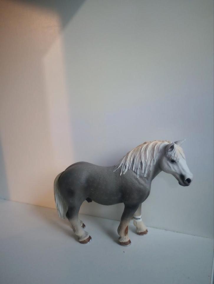 Schleich percheron 13623 met vaantje, Verzamelen, Dierenverzamelingen, Zo goed als nieuw, Beeldje of Figuurtje, Paard, Ophalen of Verzenden