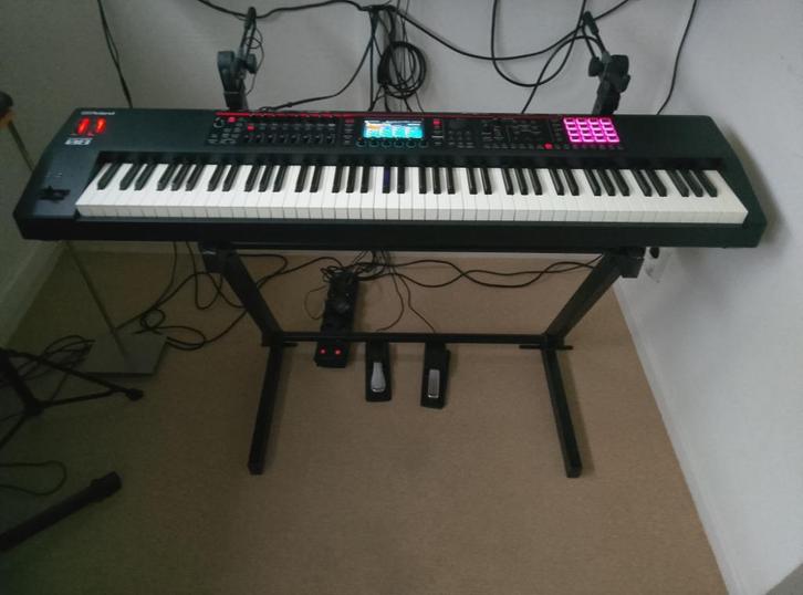 Roland Fantom 08, Muziek en Instrumenten, Synthesizers, Zo goed als nieuw, 88 toetsen, Roland, Met koffer of flightcase, Met midi-aansluiting