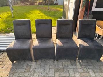 4 eetkamer stoelen beschikbaar voor biedingen