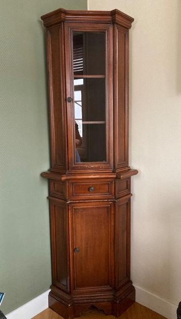 Hoekkastje beschikbaar voor biedingen