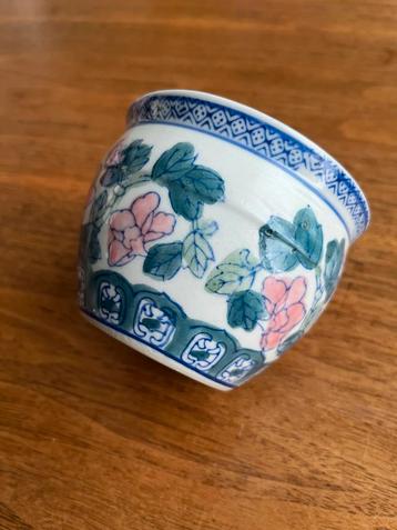 Bloempotje met bloemmotief beschikbaar voor biedingen