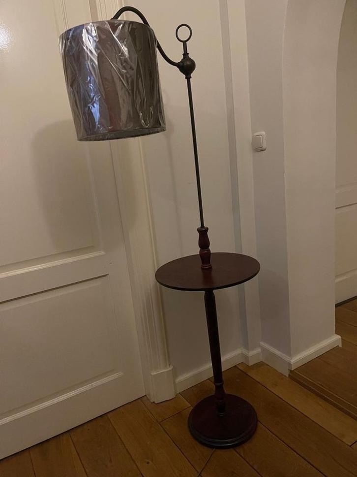 Nieuwe vloerlamp met houten afzetblad - schemerlamp flamant, Huis en Inrichting, Lampen | Vloerlampen, Nieuw, 150 tot 200 cm, Hout