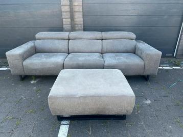 Nette driepersoons Bank/Hoekbank + Hocker/Poef | Bezorging beschikbaar voor biedingen
