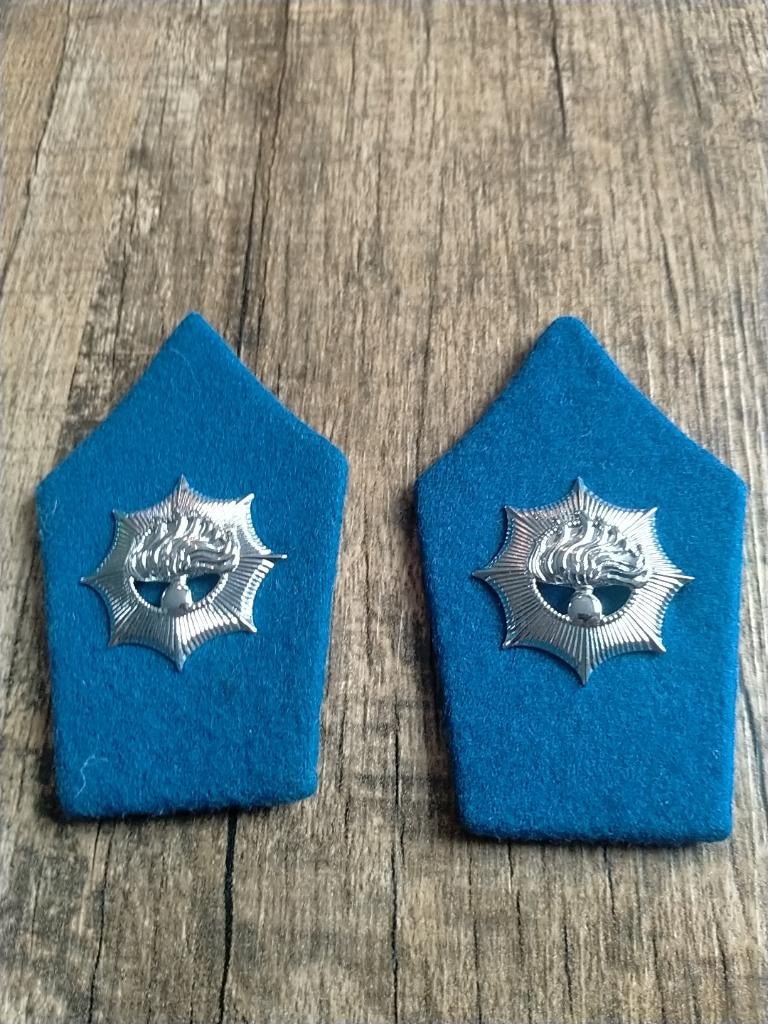 NL Rijkspolitie setje kraag emblemen, Verzamelen, Verzenden, Overige soorten, Nederland, Embleem of Badge