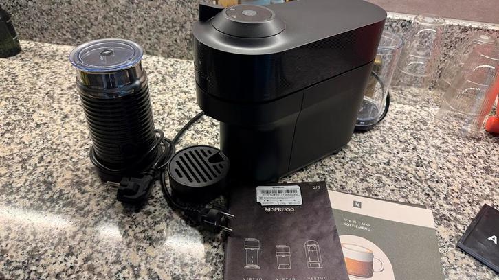 Nespresso Vertuo Pop + Aeroccino 3 melkopschuimer, Witgoed en Apparatuur, Koffiezetapparaten, Zo goed als nieuw, Koffiepads en cups