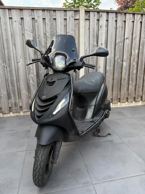 Piaggio zip 4takt, Fietsen en Brommers, Scooters | Piaggio, Zo goed als nieuw, Zip, Maximaal 45 km/u, Benzine, Ophalen