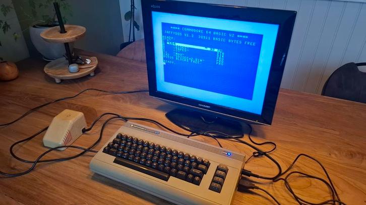 Commodore 64 met lcd monitor, Computers en Software, Vintage Computers, Ophalen of Verzenden