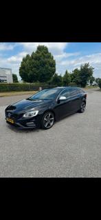 Volvo V60 T3 150pk Powershift 2015 Zwart, Auto's, Volvo, 1596 cc, 74 €/maand, 4 cilinders, Zwart