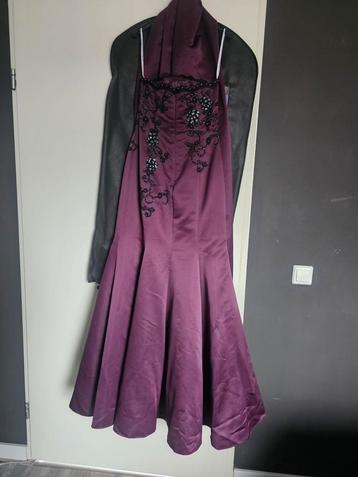Paarse/bordeaux Galajurk met Sierlijke Details beschikbaar voor biedingen