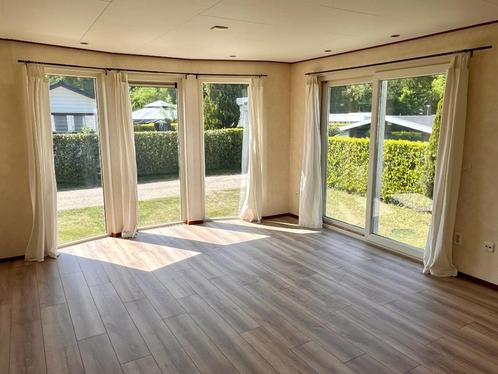 Luxe chalet van 48 m² op vaste jaarplaats in Plasmolen, Caravans en Kamperen, Stacaravans, tot en met 4, Ophalen