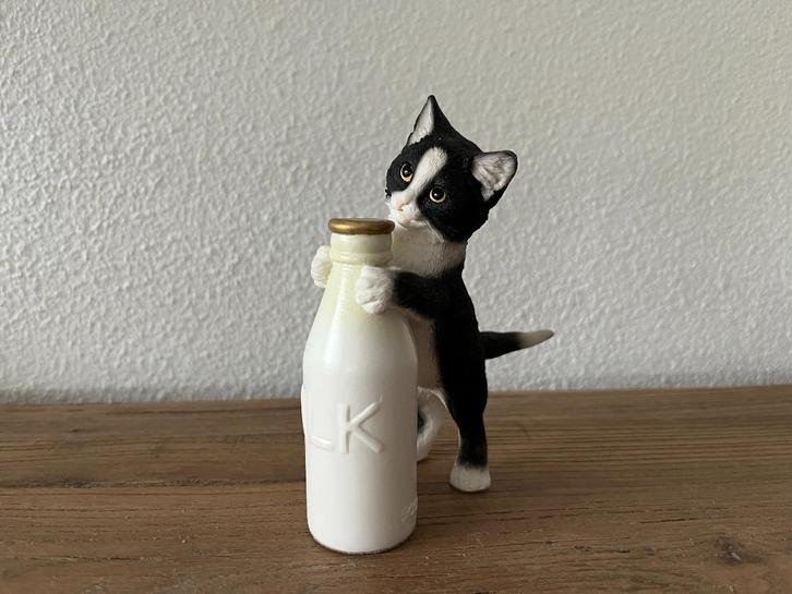Kitten met melkfles  beeldje, Verzamelen, Beelden en Beeldjes, Zo goed als nieuw, Dier, Ophalen of Verzenden