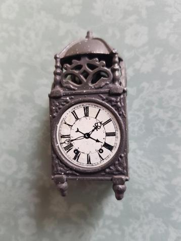 Tinnen miniatuur klok uurwerk  beschikbaar voor biedingen