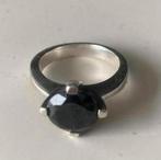 Zilveren ring met zwarte steen Maat 17, Ophalen of Verzenden, Zo goed als nieuw, 17 tot 18, Dame