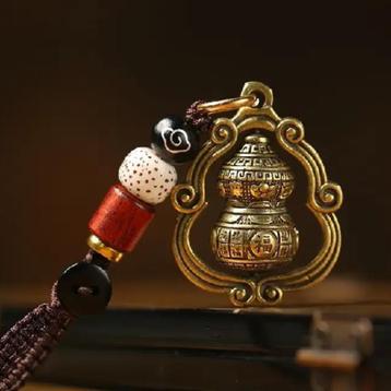 Messing draaibare Kalebas 'Good Luck' hanger met ketting of  beschikbaar voor biedingen