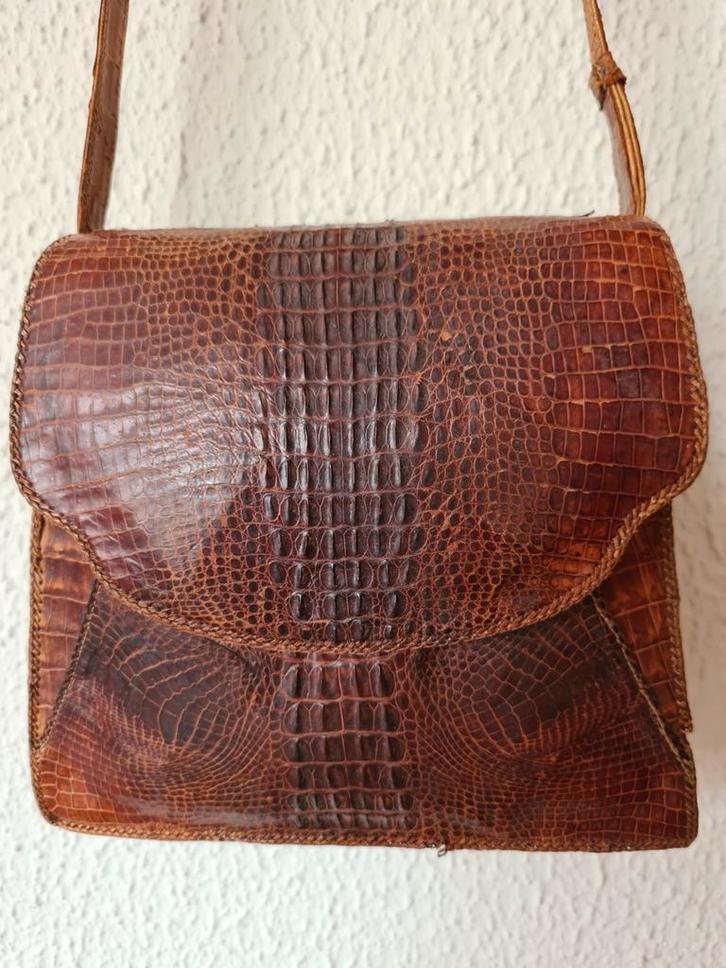 Vintage damestasje met schouderband (kroko?)., Sieraden, Tassen en Uiterlijk, Tassen | Damestassen, Gebruikt, Schoudertasje, Bruin