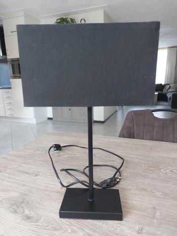 Zwarte Tafellamp met Rechthoekige Kap beschikbaar voor biedingen