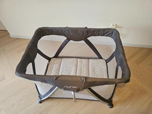 NUNA Sena campingbed met bijbehorend matrassen én muggennet, Kinderen en Baby's, Babywiegjes en Ledikanten, Zo goed als nieuw