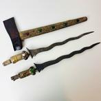 2 grote antieke kris keris met houder, Antiek en Kunst, Ophalen of Verzenden