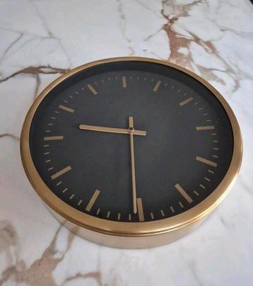 Zwart gouden wandklok beschikbaar voor biedingen