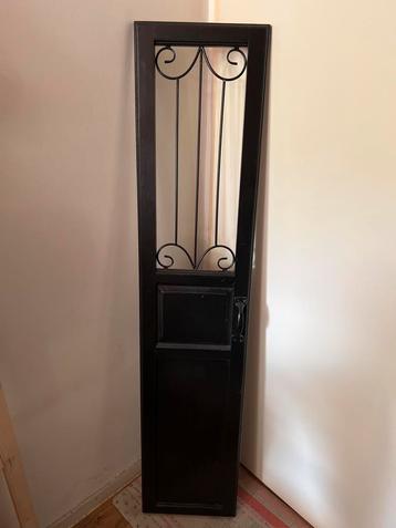 Sier deur met metalen details beschikbaar voor biedingen