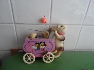 Antiek oud blikken speelgoed hond met puppies in kinderwagen beschikbaar voor biedingen