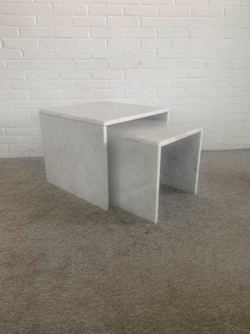 Bijzettafels marmeren Carrera miniset tafeltjes jaren 70, Huis en Inrichting, Tafels | Bijzettafels, Zo goed als nieuw, Rond, Minder dan 55 cm